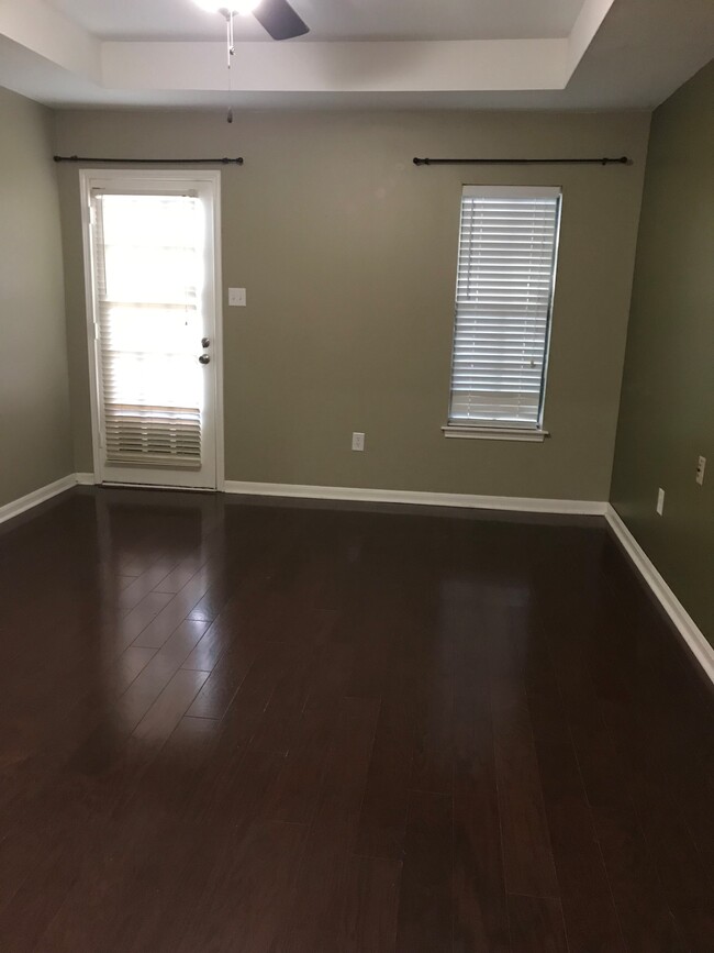 Master bedroom - 469 Highland Creek Pkwy