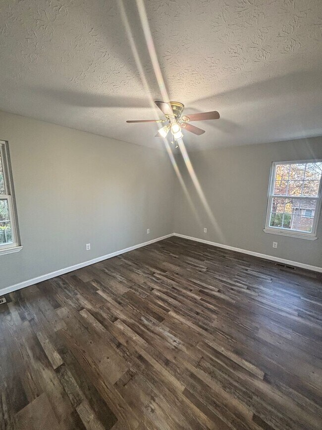 Building Photo - Newly Updated 4bd/3bth in Seymour!