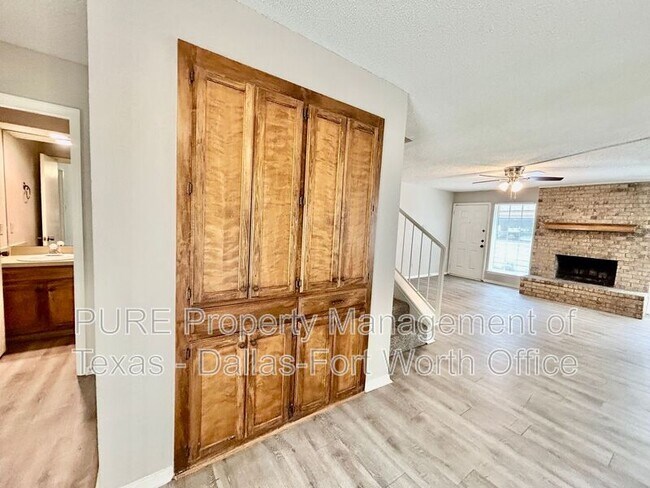 Building Photo - 2415 Oak Manor