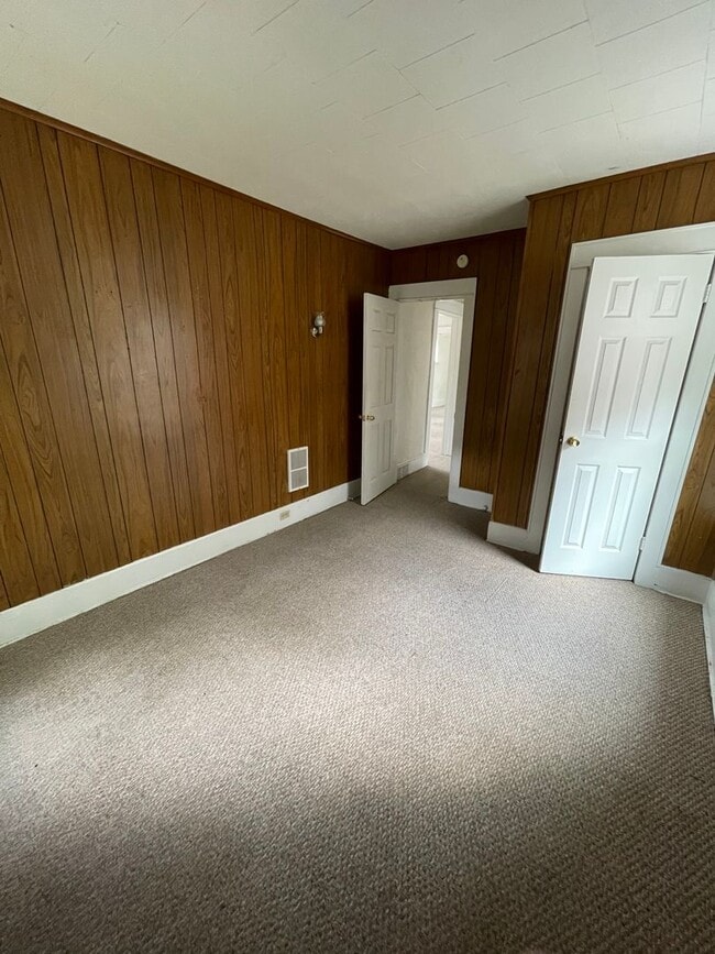 Building Photo - Clean 2BR up with offstreet parking and yard