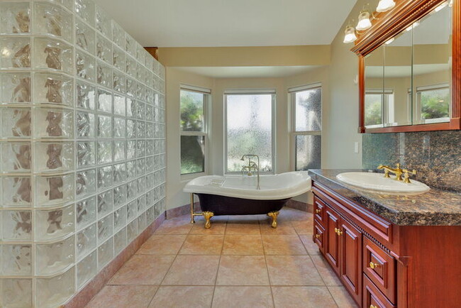 Building Photo - 1307 E Treasure Cove Dr