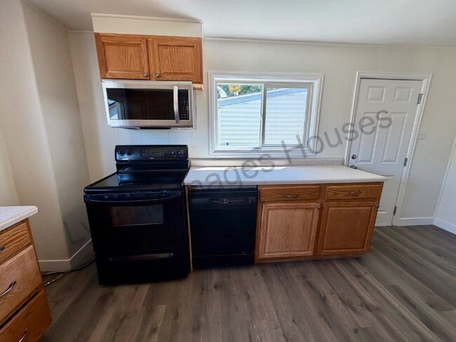 Building Photo - Updated Single Family Home with Fenced Yard