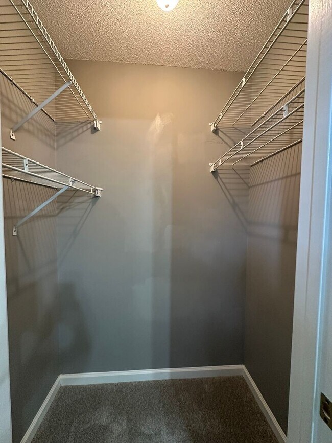 Building Photo - 2 bedroom/1.5 bath end unit townhome in gr...