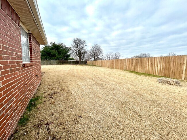 Building Photo - Spacious 3 bed 2 bath Single Family with a Large Fenced Backyard!