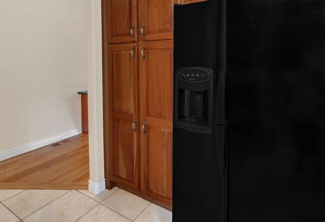 Building Photo - Beautiful and Spacious 4Bd 3.5Bath Home in...