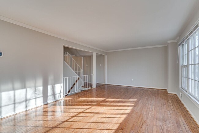 Building Photo - Renovated Home in Pinewood Lake Neighborhood