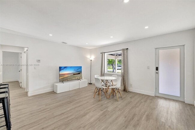 Building Photo - 843 SW 20th St