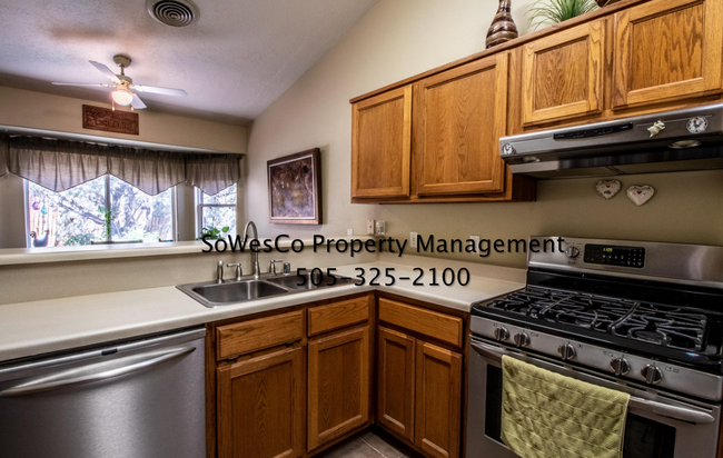 Building Photo - Beautiful Custom 3 Bedroom 2 Bath Home