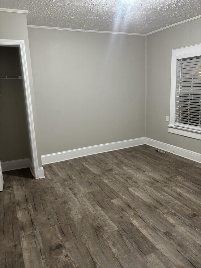 Building Photo - 554 Lynmore Ave