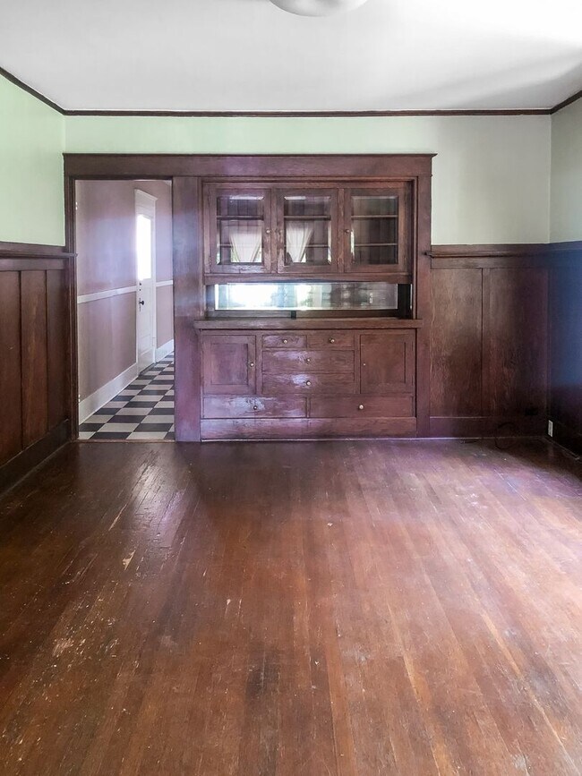Building Photo - Charming 1 Bedroom  Downstairs Unit****COMING SOON***