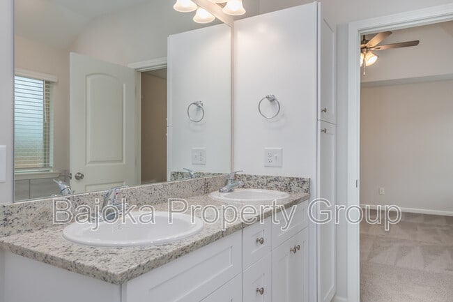 Building Photo - 709 Park Ln