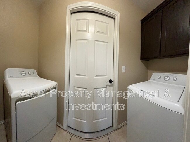 Building Photo - 312 Kika De La Garza St