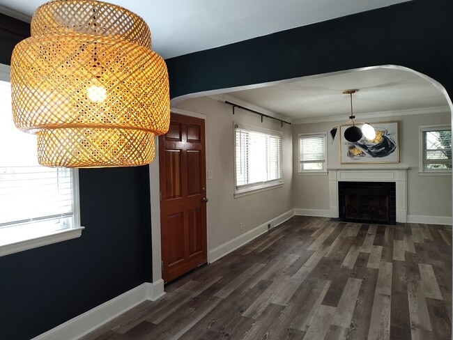 Building Photo - Move-in ready Ranch Style Home Located in ...