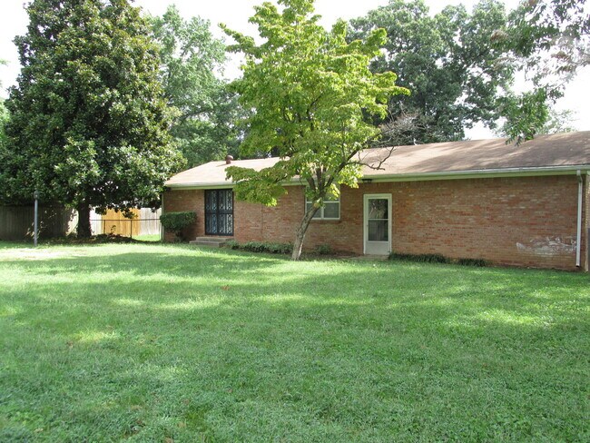 Building Photo - ***342 SW D Street***