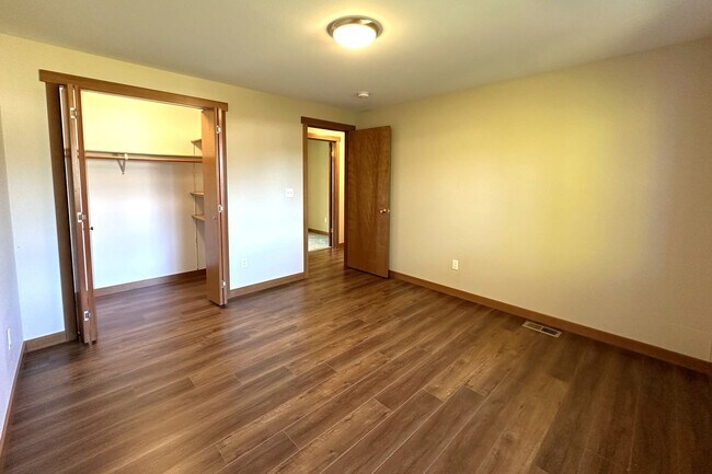Building Photo - Beautiful Rambler in Gated Camaloch Golf c...