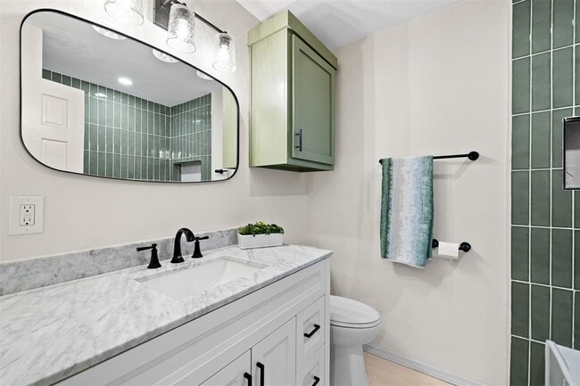 Building Photo - 2737 Clermont Pl