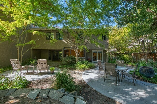 Building Photo - 2727 W Bluff Ave