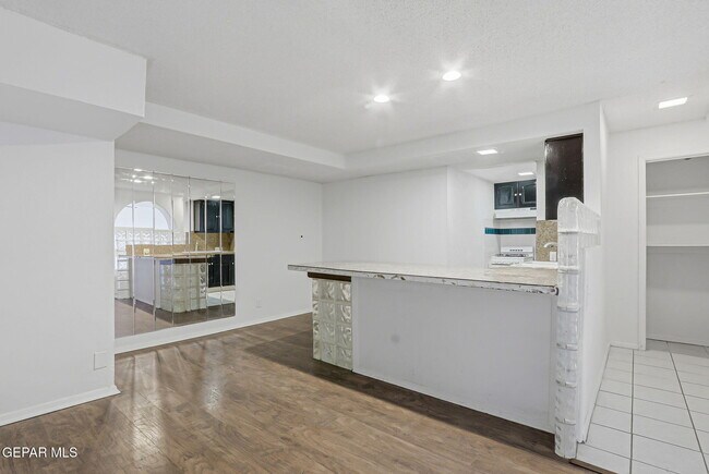 Building Photo - 2515 Arizona Ave