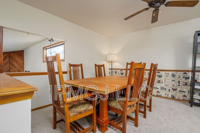 Building Photo - 384 Explorer Ct