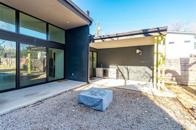 Building Photo - 3305 Garden Villa Ln
