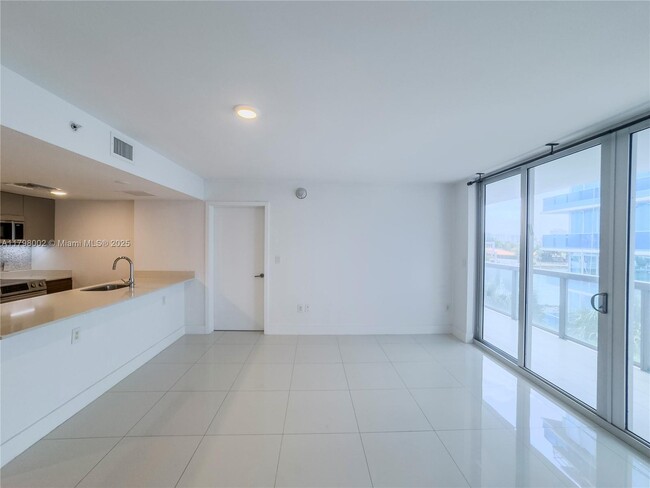 Building Photo - 9261 E Bay Harbor Dr