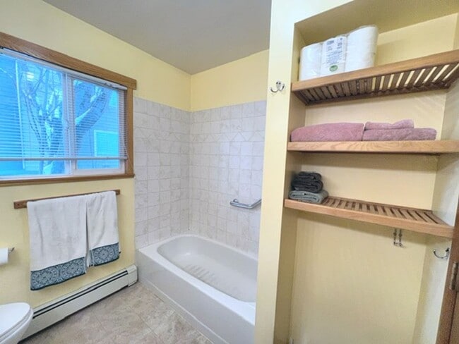 Building Photo - Spacious Midtown Two Bedroom with Utilitie...