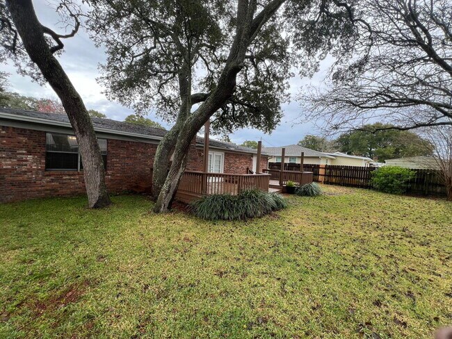 Building Photo - 723 Clark Dr