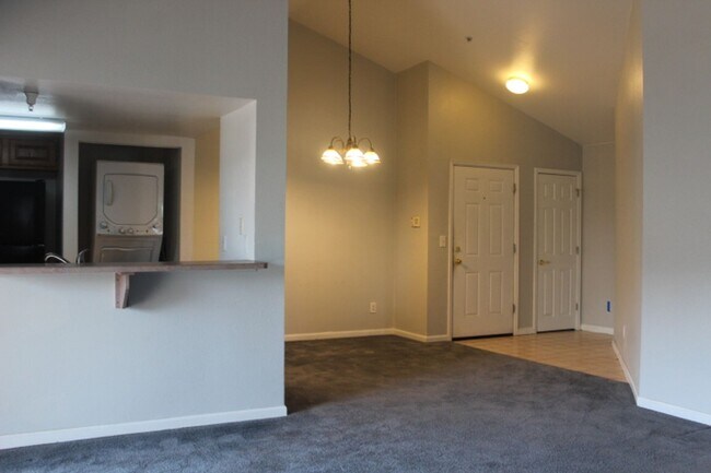 Building Photo - Stunning 3rd Floor 3 BR/2 BA Littleton Con...