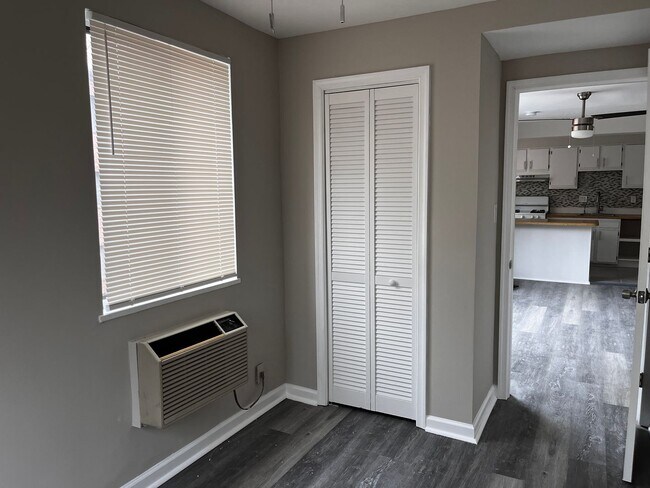 Building Photo - Affordable 2-Bedroom Apartment in Southwes...