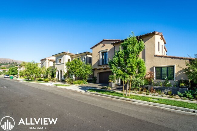 Building Photo - Luxurious and Rare 5 Bed 5.5 Bath Located ...