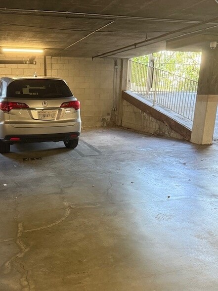 Building Photo - 2222 N Beachwood Dr