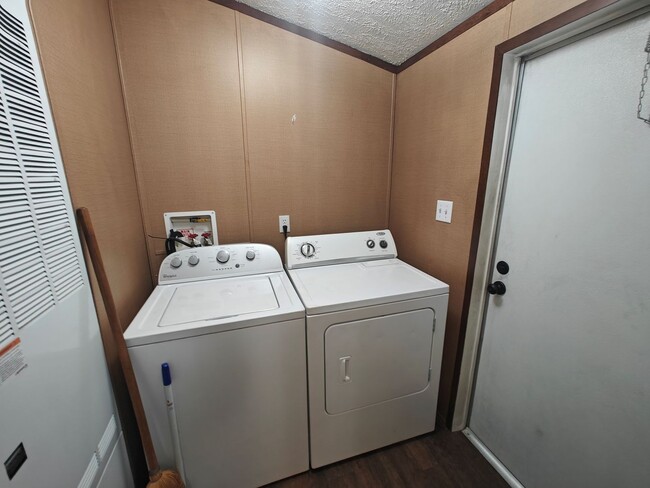 Building Photo - 2 bedroom home