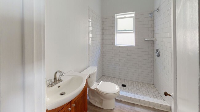 Building Photo - Charming One Bedroom Apartment in Tropican...