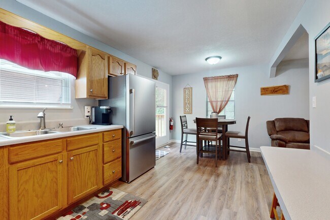 Building Photo - 247 Lakeview Ln