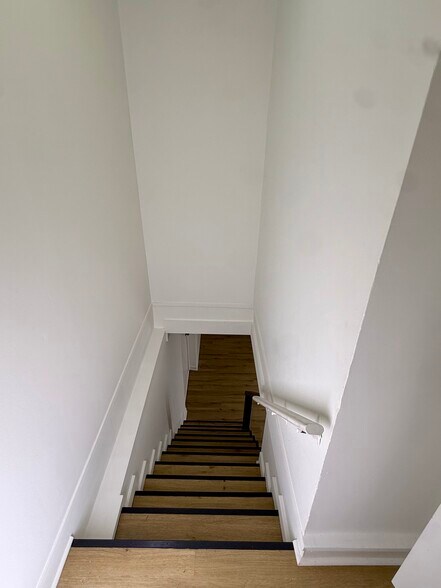 Going downstairs - 12 Moore St