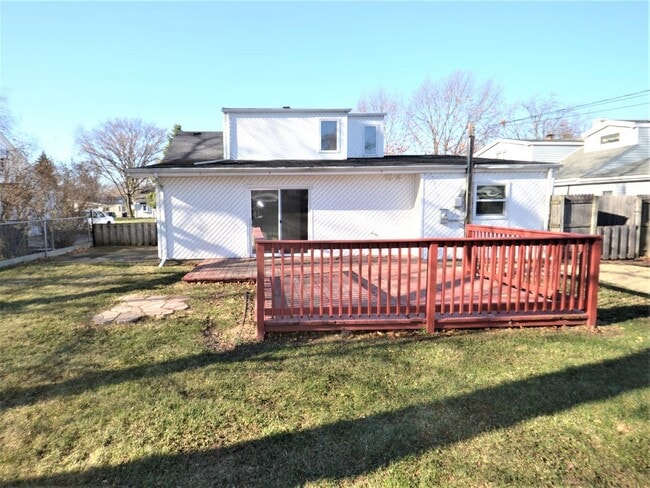 Building Photo - 2S526 Cynthia Dr