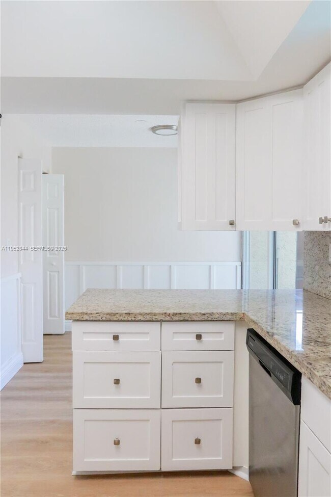 Building Photo - 8320 SW 39th Ct