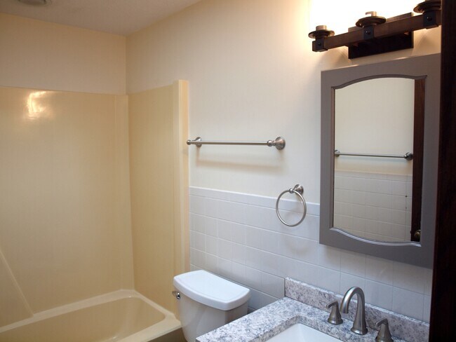Building Photo - 607 Cheyenne Cir