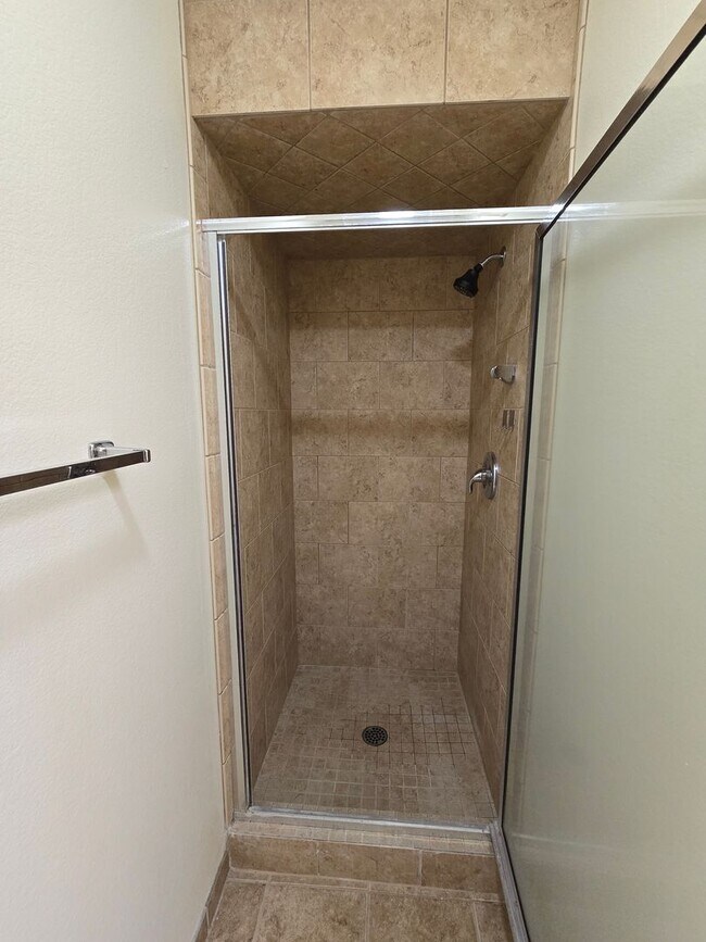 Building Photo - 2 bed, possible 3rd in wonderful neighborhood