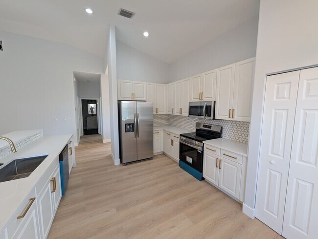 Building Photo - Luxury-Style 3BR Home in Prime West Palm Beach Location