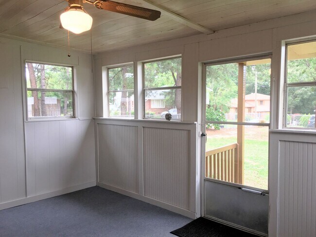 Building Photo - Charming 3 Bedroom, 2 Bath with Sunroom