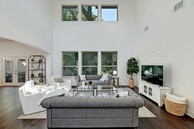 Building Photo - 2400 Winsted Ln