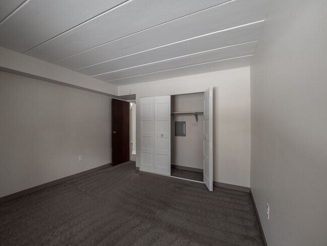 Building Photo - 700 Lee Dr
