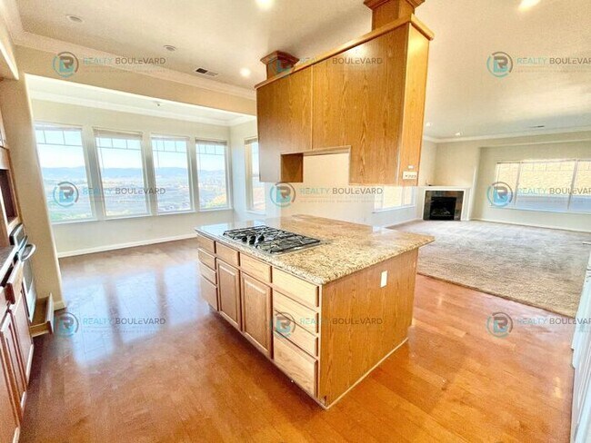 Building Photo - Stunning 3-Bedroom Townhome with Panoramic City Views, Upgraded Kitchen & Spacious Living in Nort...