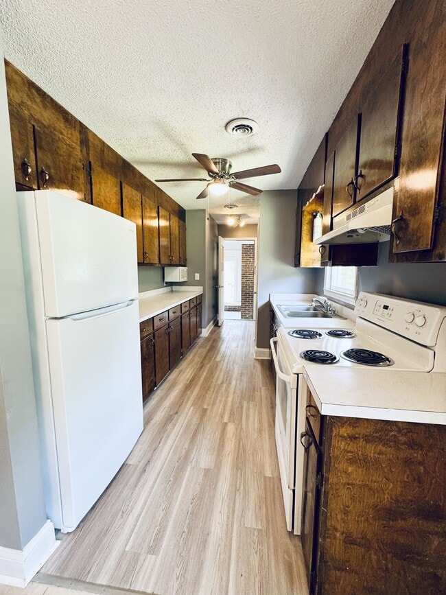 Building Photo - 3582 Greenwood Dr