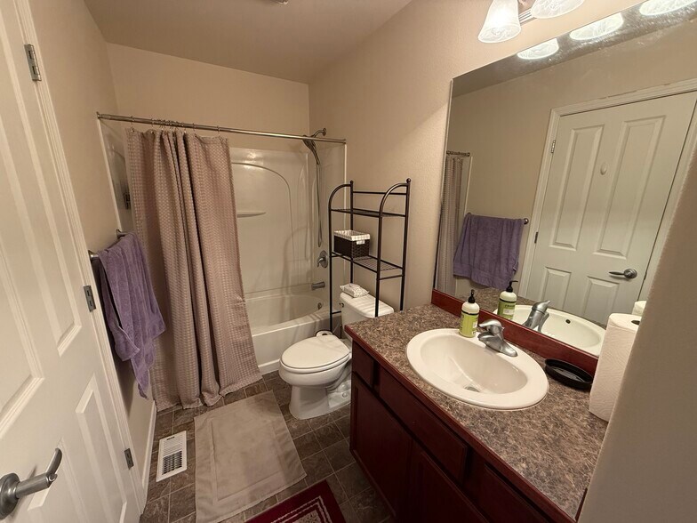 Guest Bath 02 - 4586 Campbell Park Loop