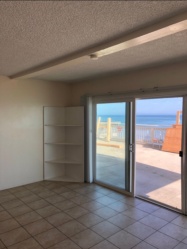 Building Photo - 6525 Del Playa Dr