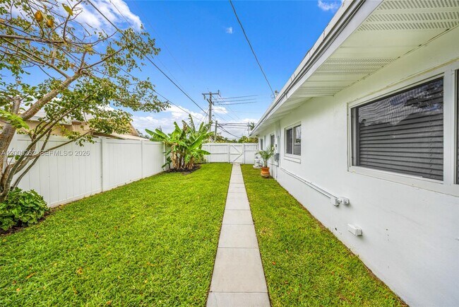 Building Photo - 1320 NE 27th Ave