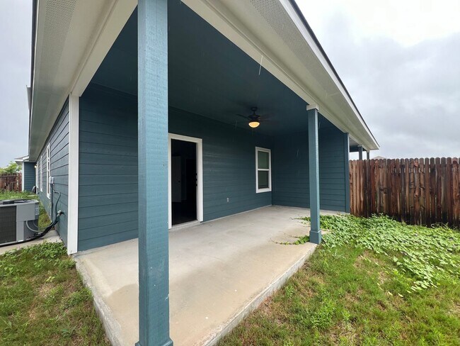 Building Photo - Luxury 3/2 Duplex in Seguin, Texas (Navarro ISD)