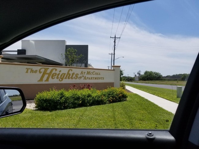 Building Photo - 904 E la Cantera Ave